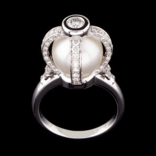 Virtuti Royal Ring with Pearl and Diamonds